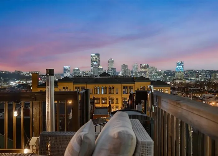 Holiday home Steel Getaway W/city View