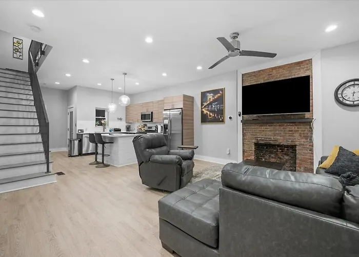 Steel Getaway W/city View Holiday home